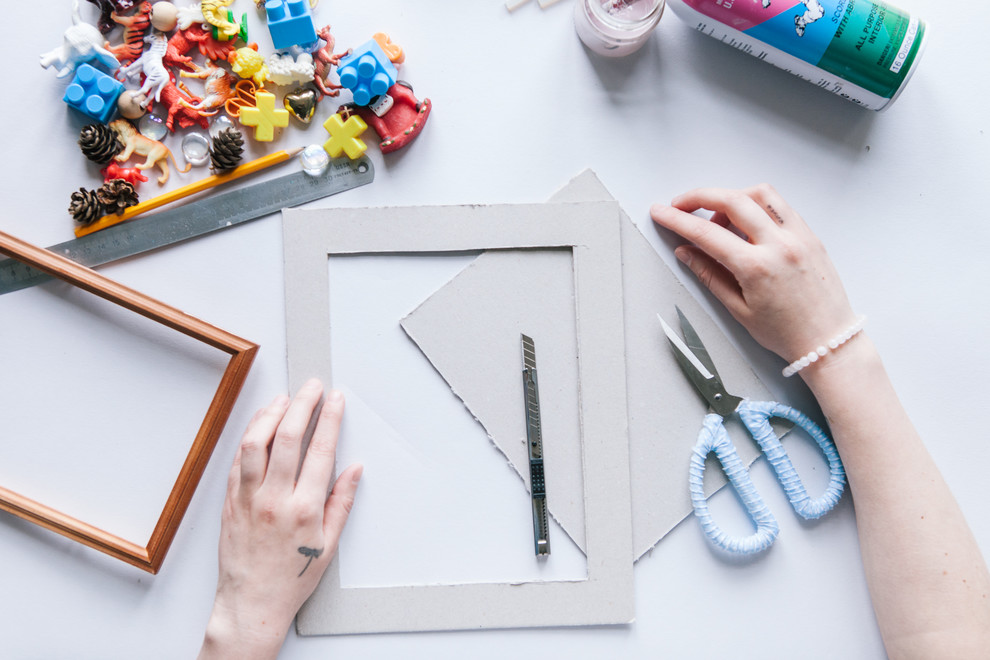 Своими руками: Полка в рамке из остатков Lego, мелких игрушек