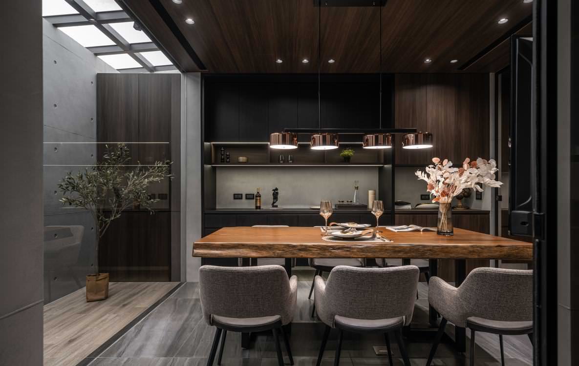 Бархатный уют темных оттенков в брутальном интерьере дома от L DESIGN