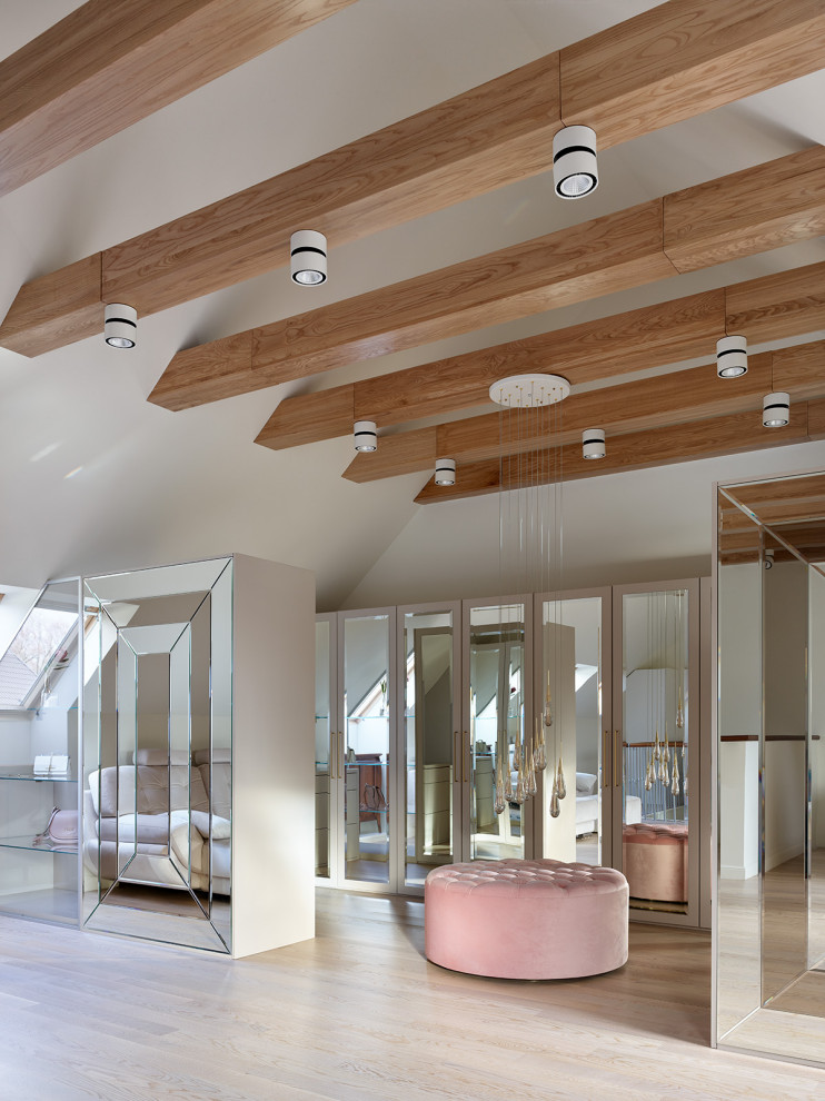 Чтобы естественный свет проникал в периметр гардеробной, я разместила по бокам с