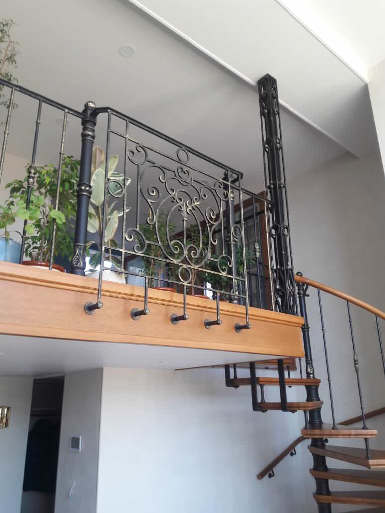 Винтовая лестница, с подсветкой.