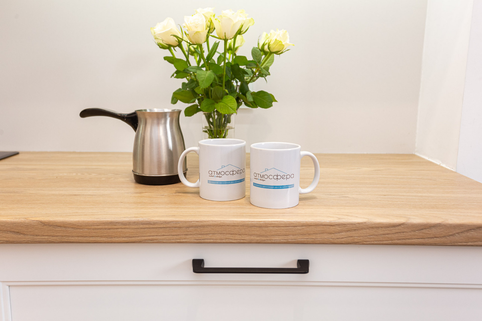 Белая кухня в стиле современная классика