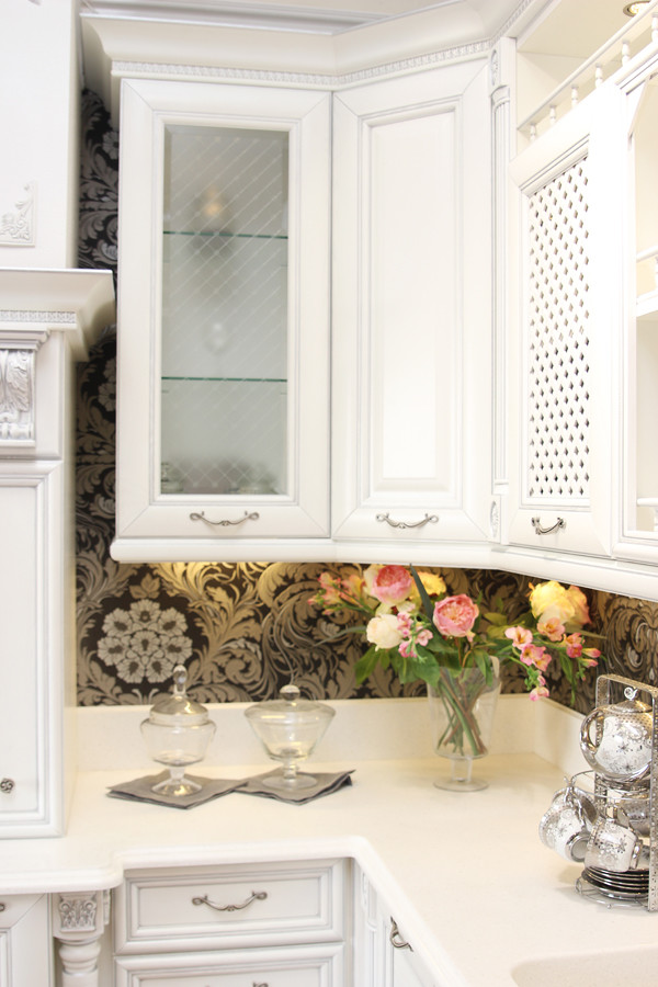 Белая кухня в викторианском стиле (реализованный проект)