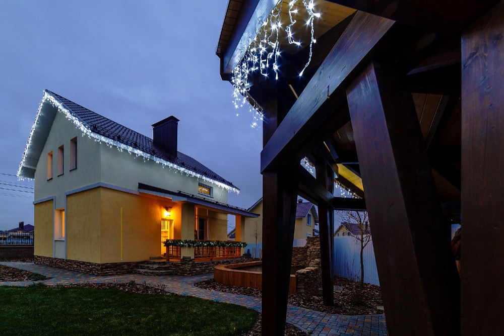 Новогоднее украшение сада и коттеджа