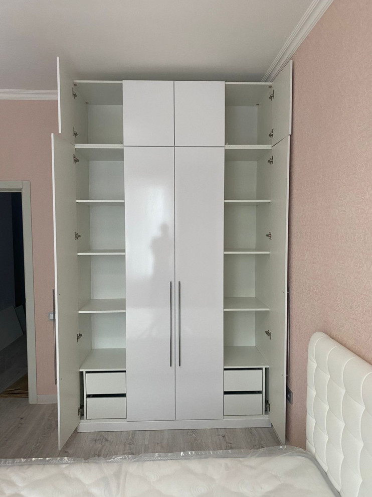 Распашные шкафы