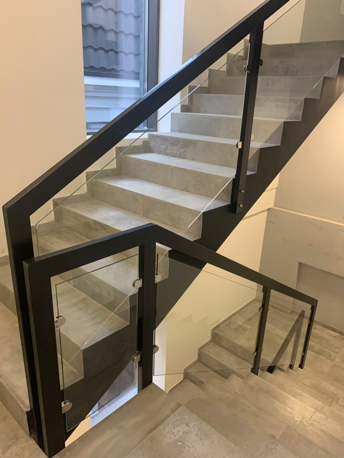 Лестничные ограждения из дерева и стекла