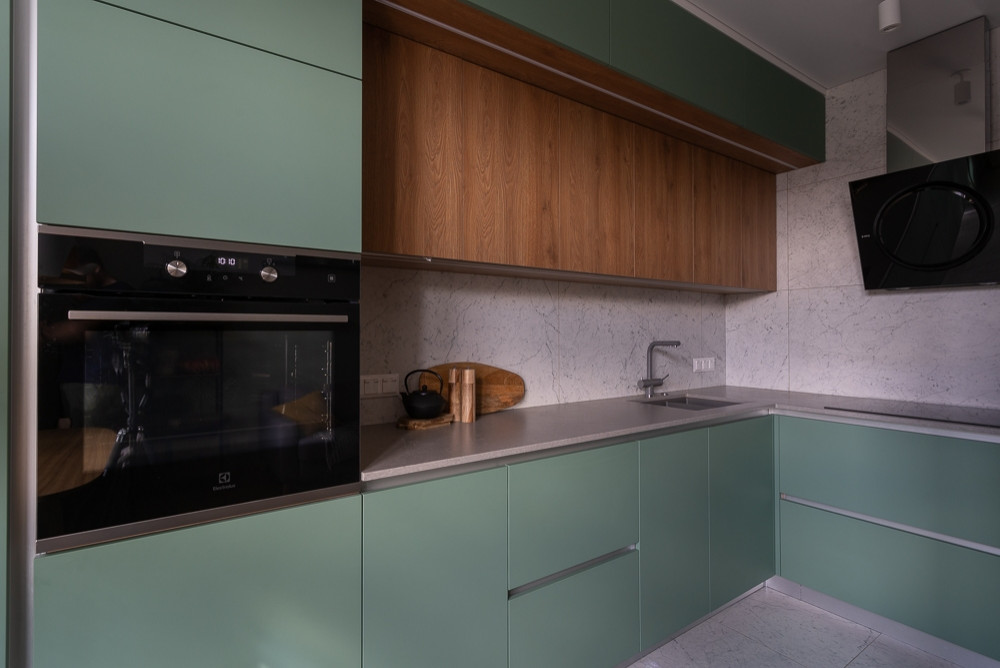 Кухонный гарнитур с фасадами в потолок от INTERIERNO