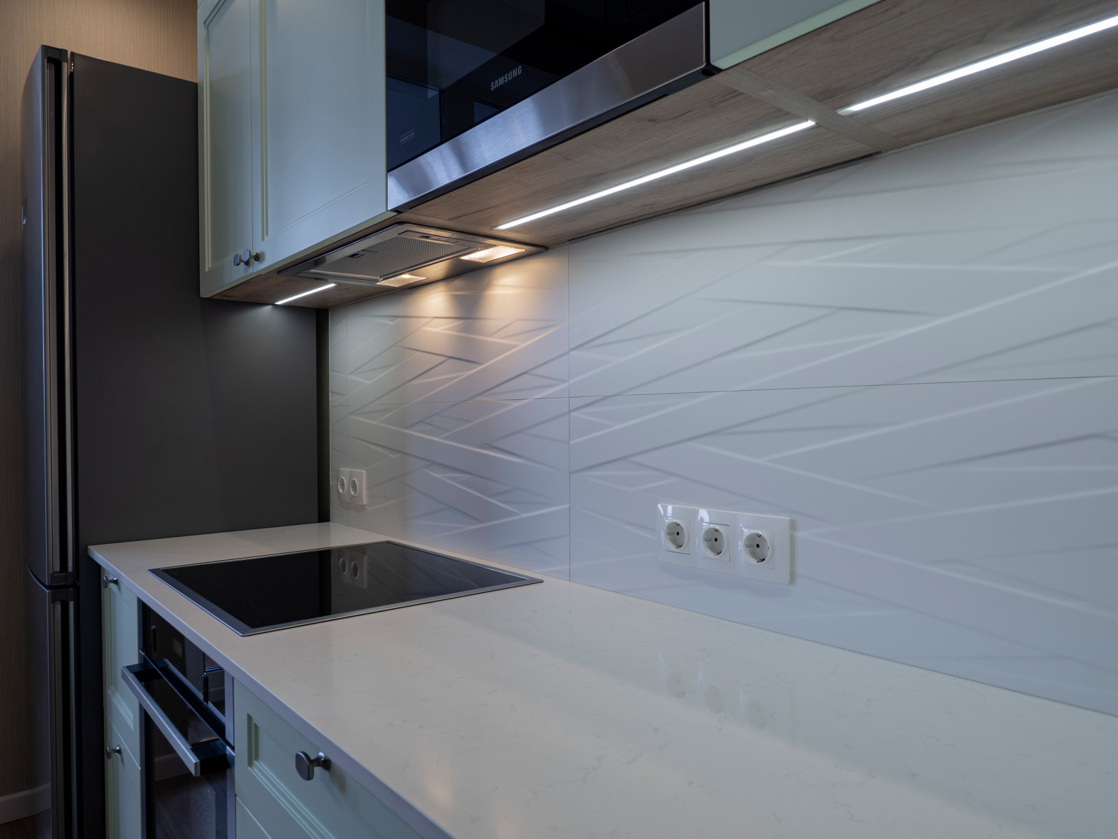 Нежная светло-мятная кухня в стиле неоклассика