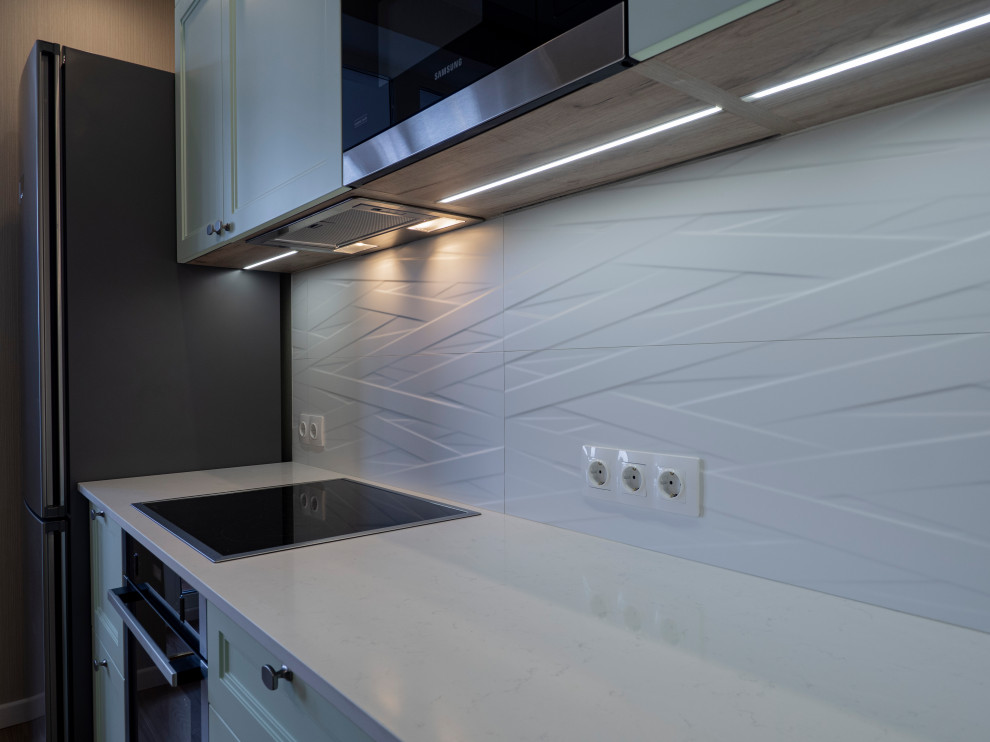 Нежная светло-мятная кухня в стиле неоклассика