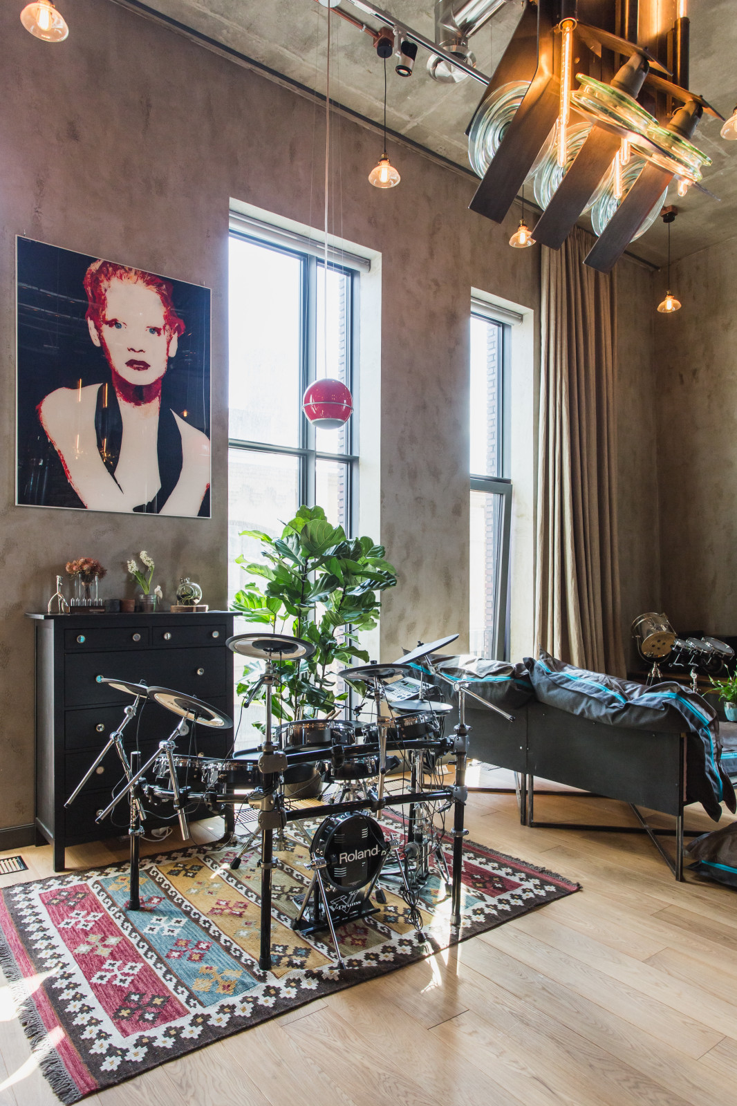 В гостях: Современный лофт, наполненный арт-объектами и музыкой