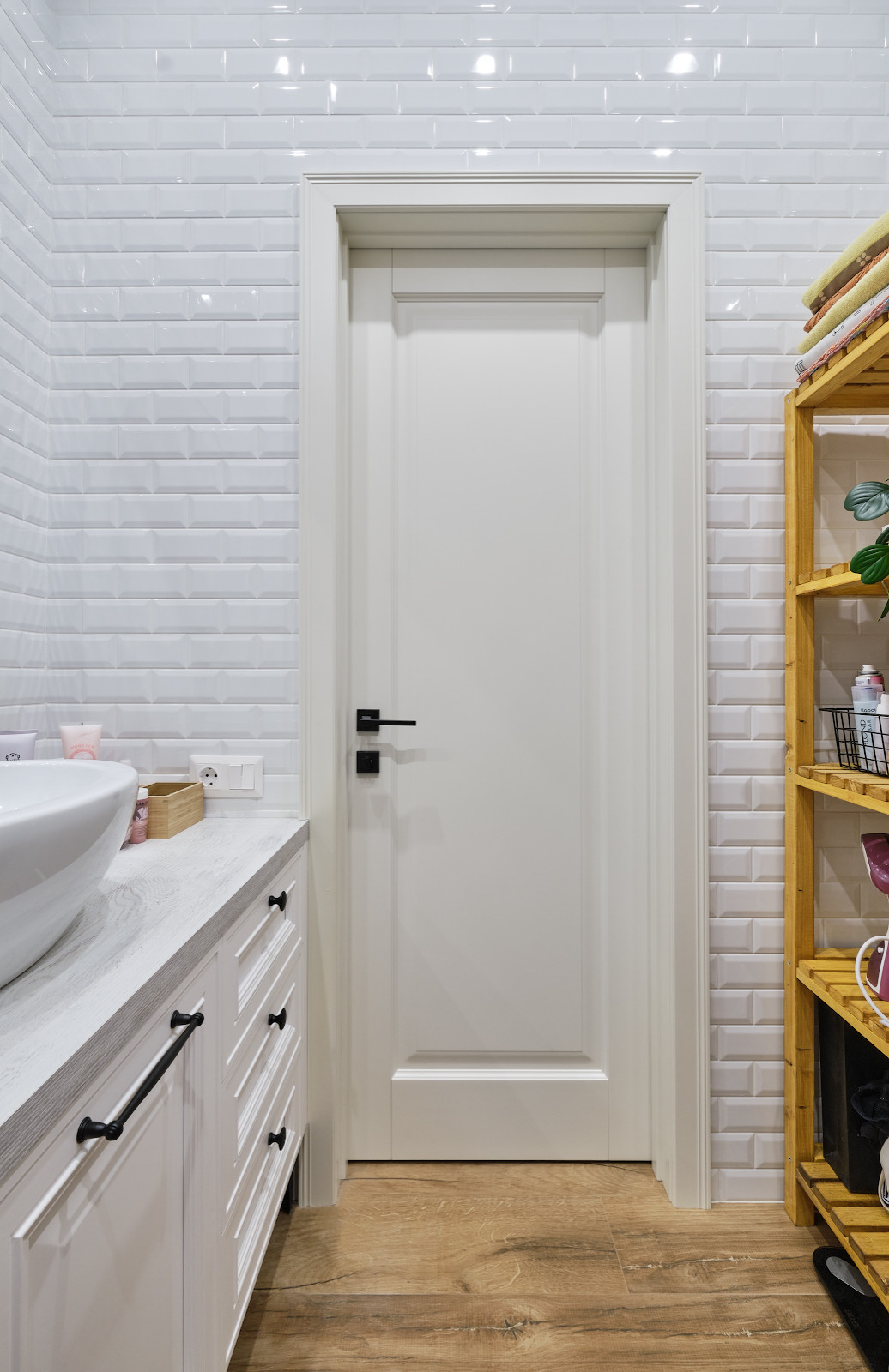 Кантри Г-2 Ral 9010 в квартире современного стиля