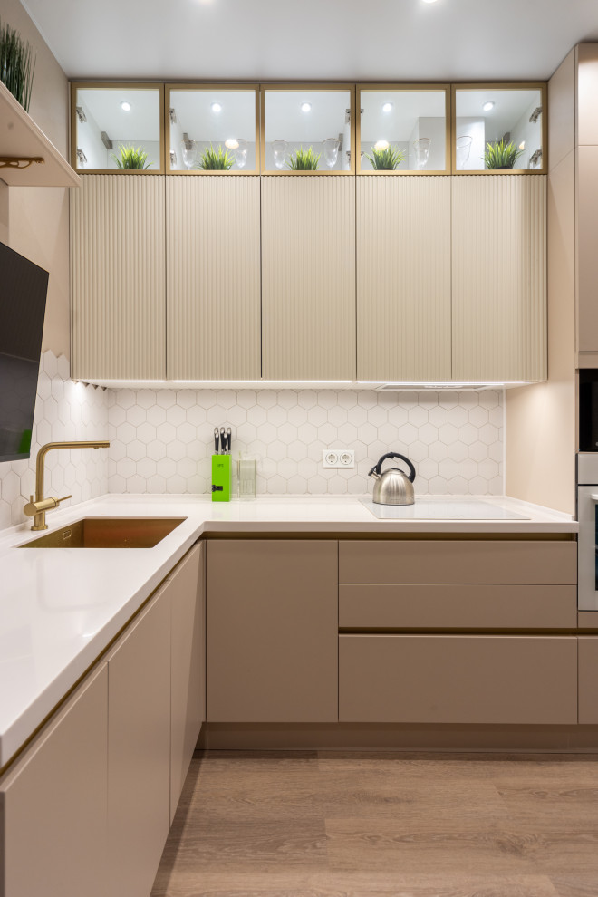 Красивая кухни и вместительная гардеробная