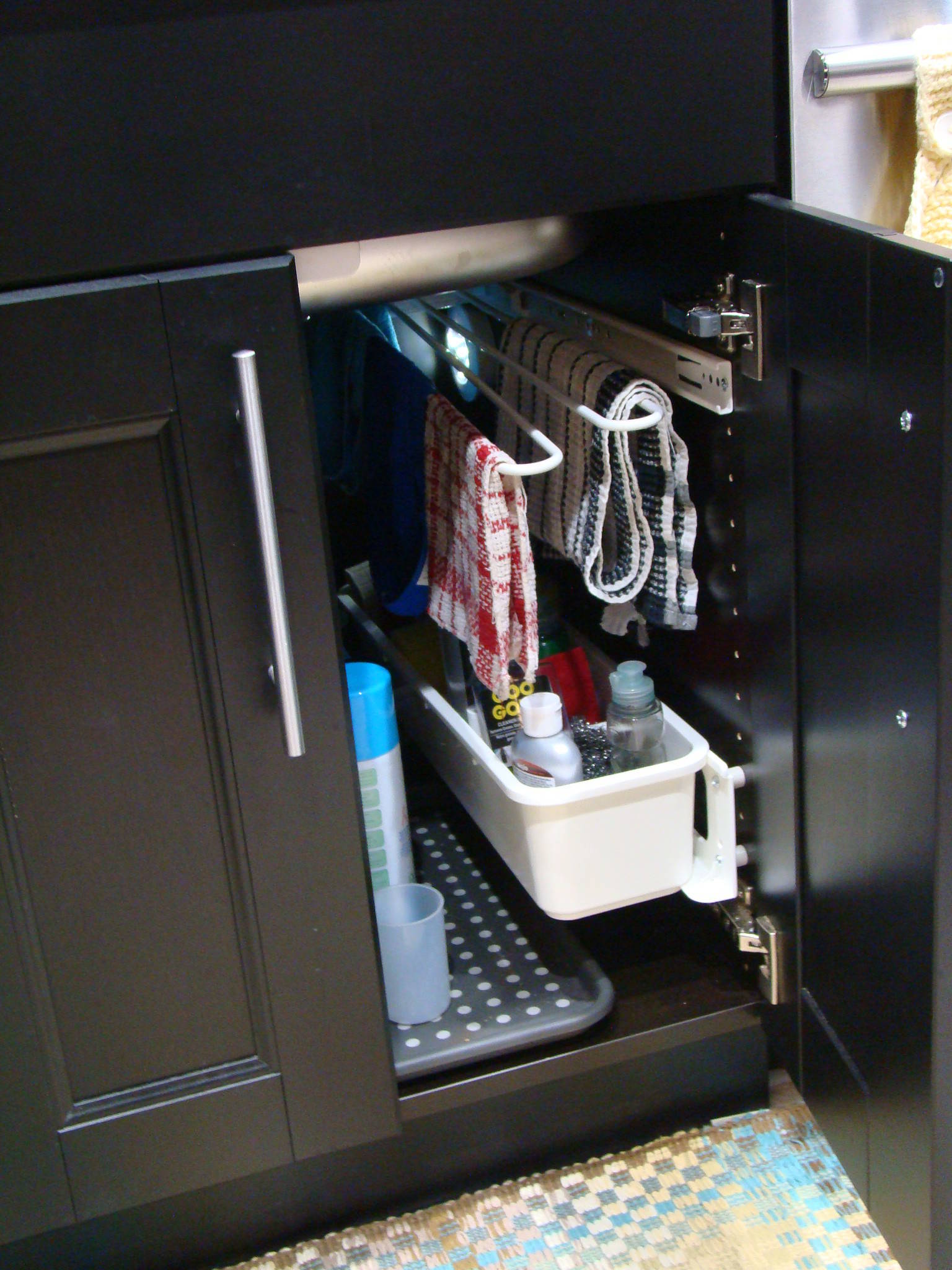 Как правильно: Организовать хранение под мойкой на кухне