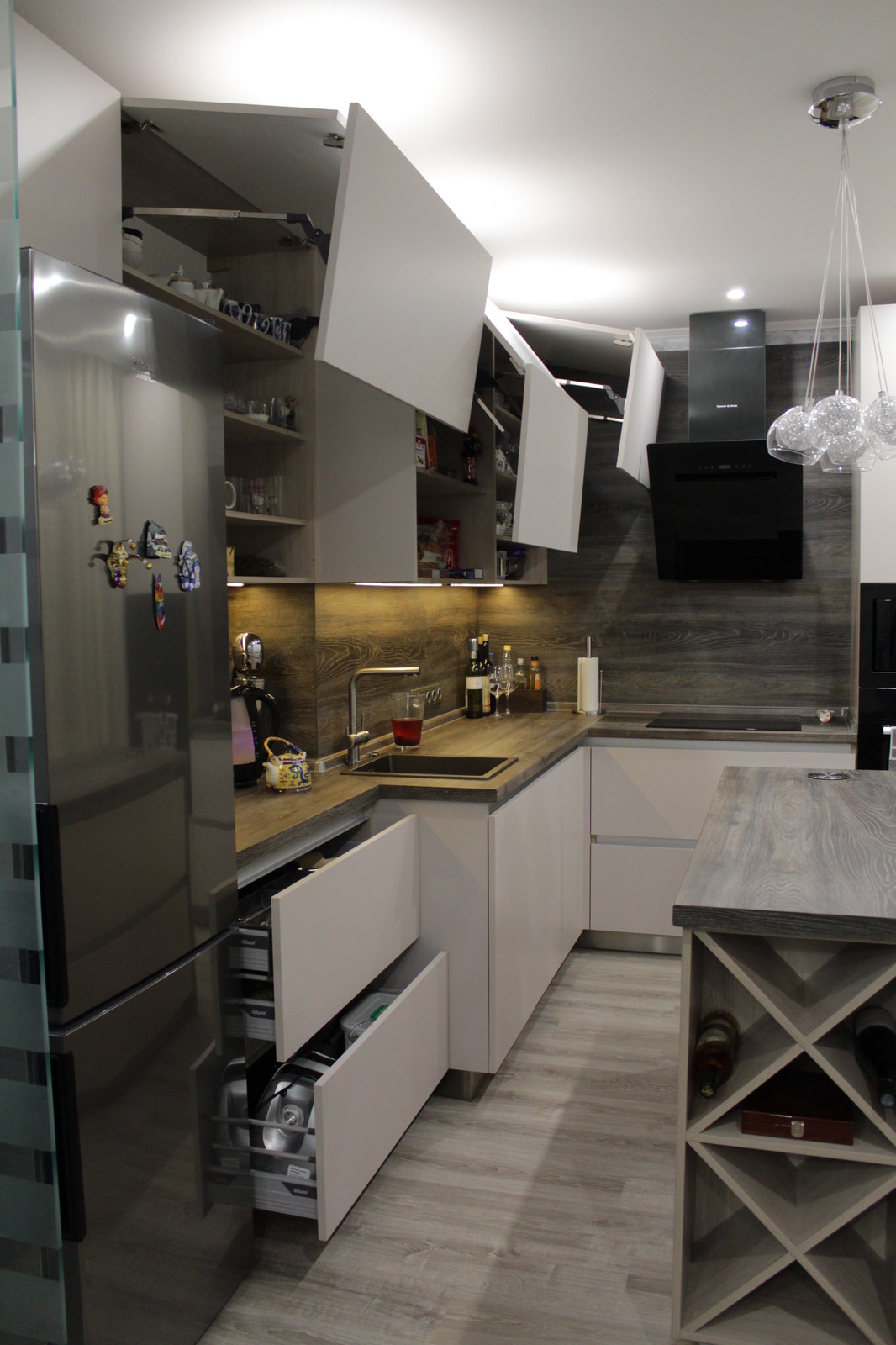 Обложка проекта: Белая матовая кухня с островом