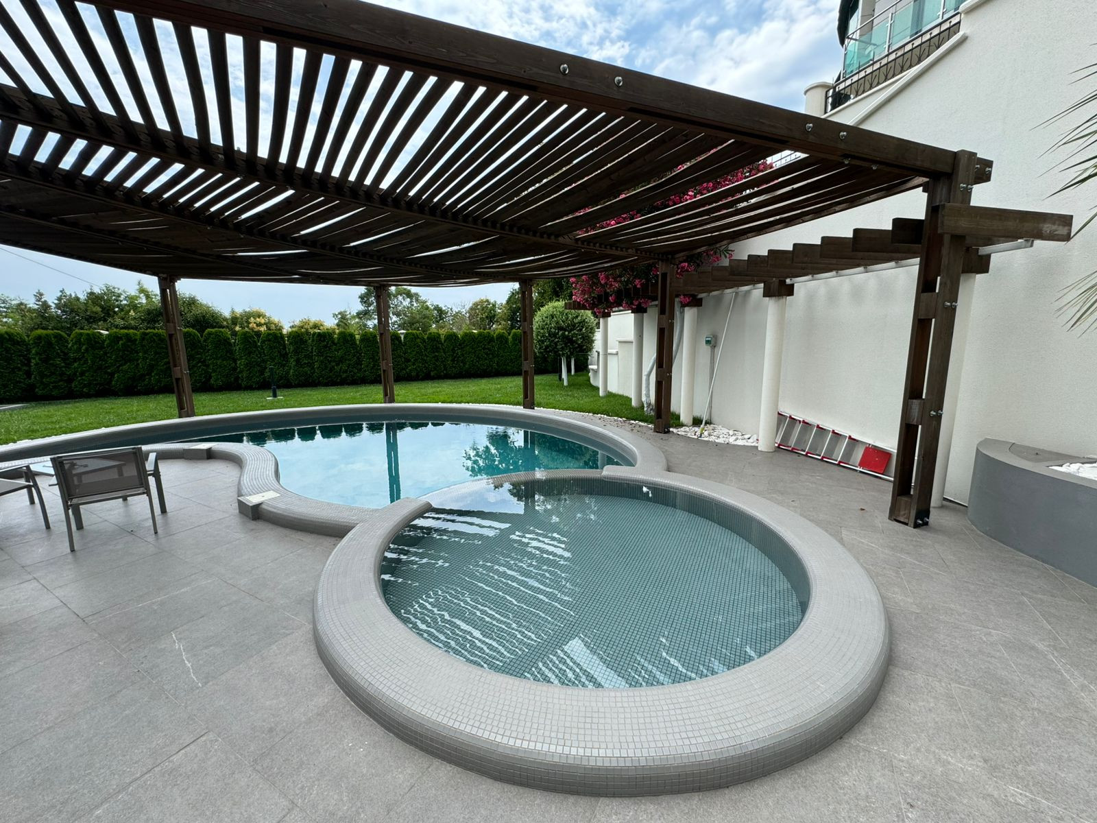 Обложка проекта: стационарная пергола с поворотными ламелиями