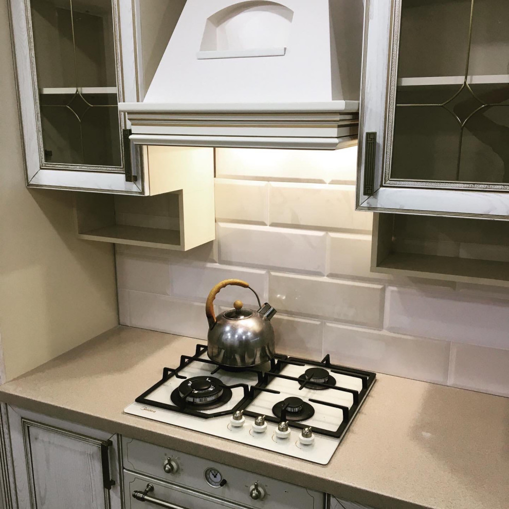 массив ясеня с патиной бронза, каменная столешница