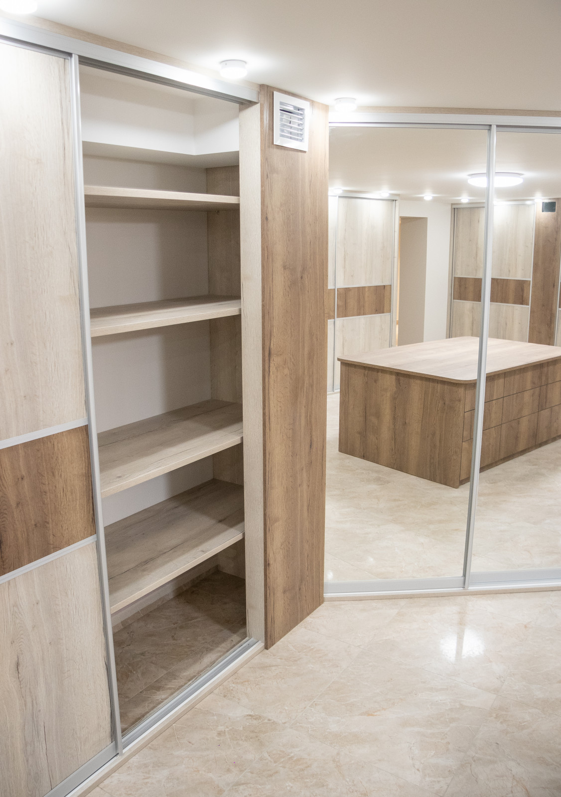 Гардеробная комната на цокольном этаже