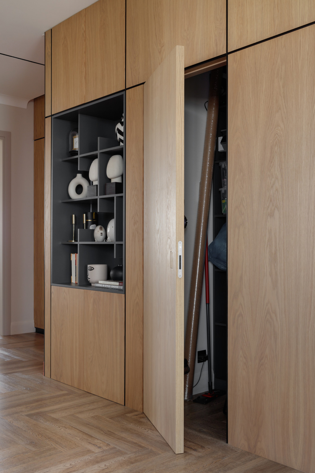 Шкаф со скрытой ручкой