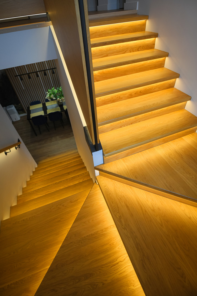 Коттедж в Чукреевке с природными фресками и рейками с подсветкой