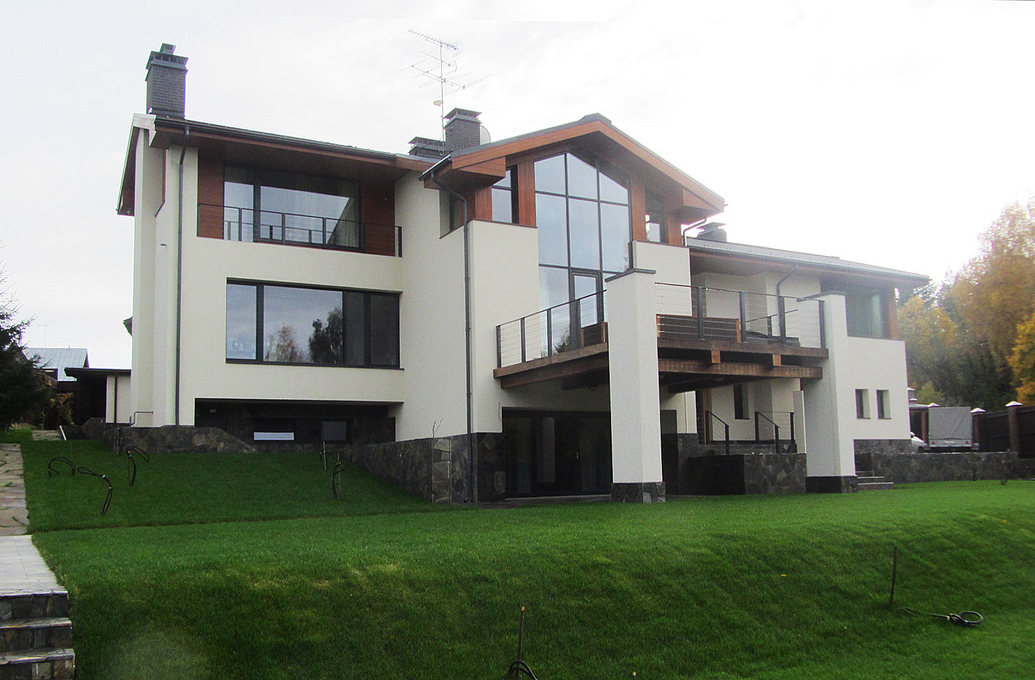 Частный дом на участке с рельефом (Истра)