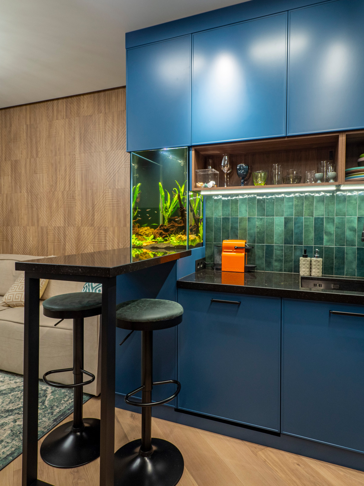 Кухня в современном стиле со встроенным аквариумом