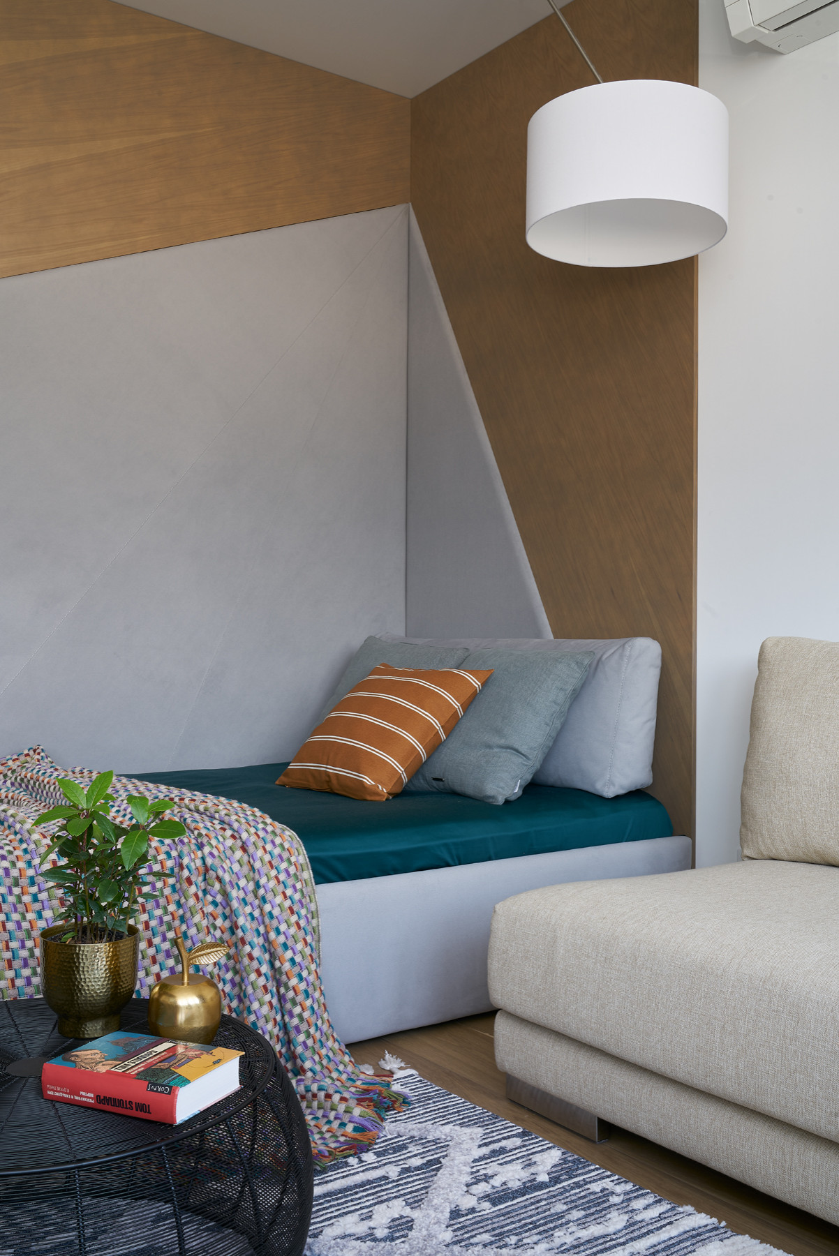 Houzz тур: Квартира в Екатеринбурге с «парящей» мебелью