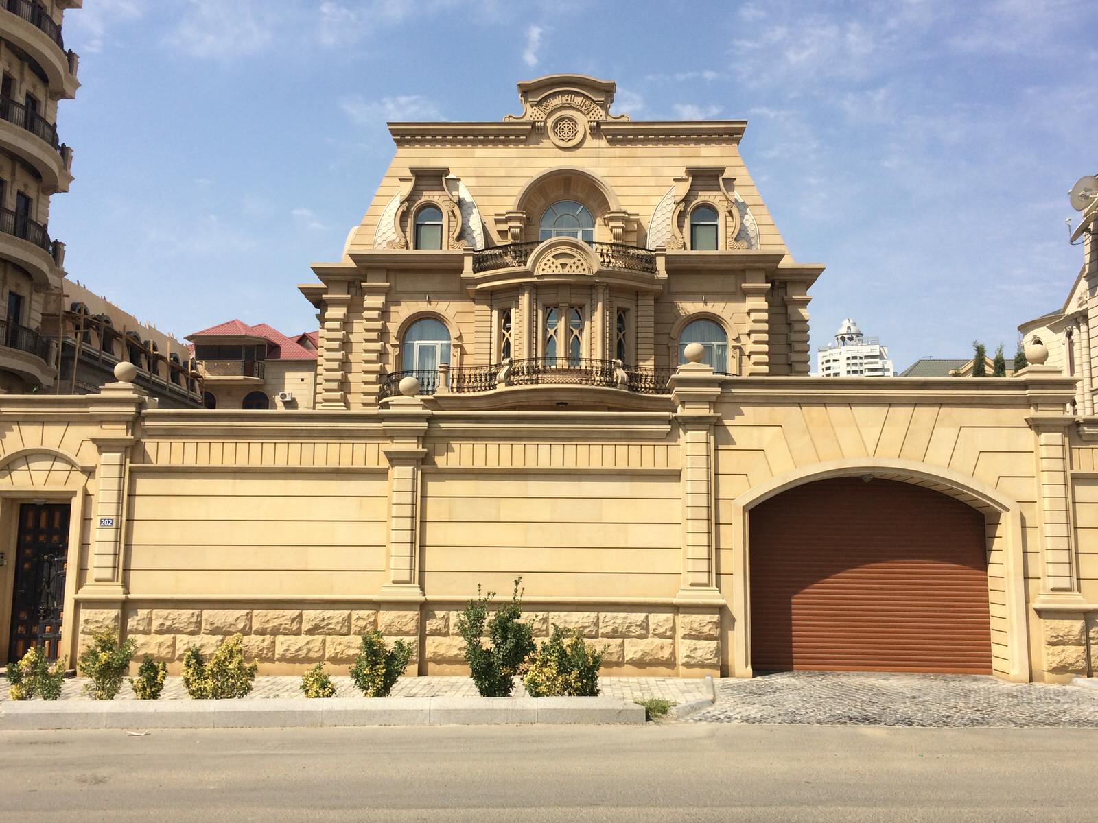 Коттедж облицованный натуральным дагестанским камнем