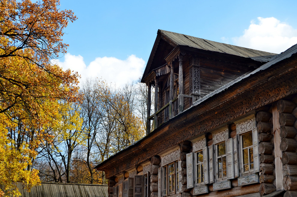 Защитить и украсить: Символика и орнаменты резных наличников