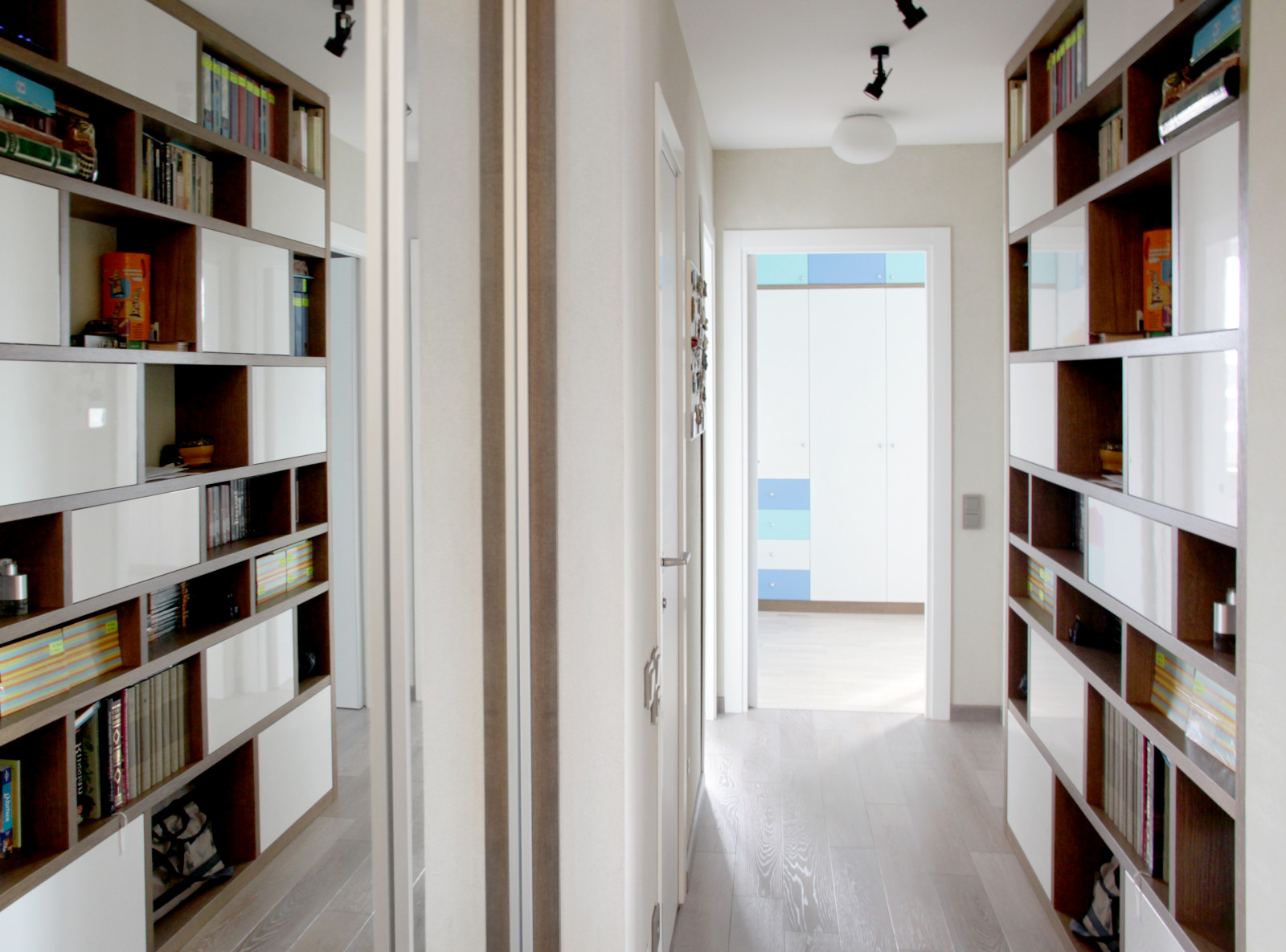 Фото реализованного объекта. Квартира «В». вид из прихожей. виден шкаф детской к