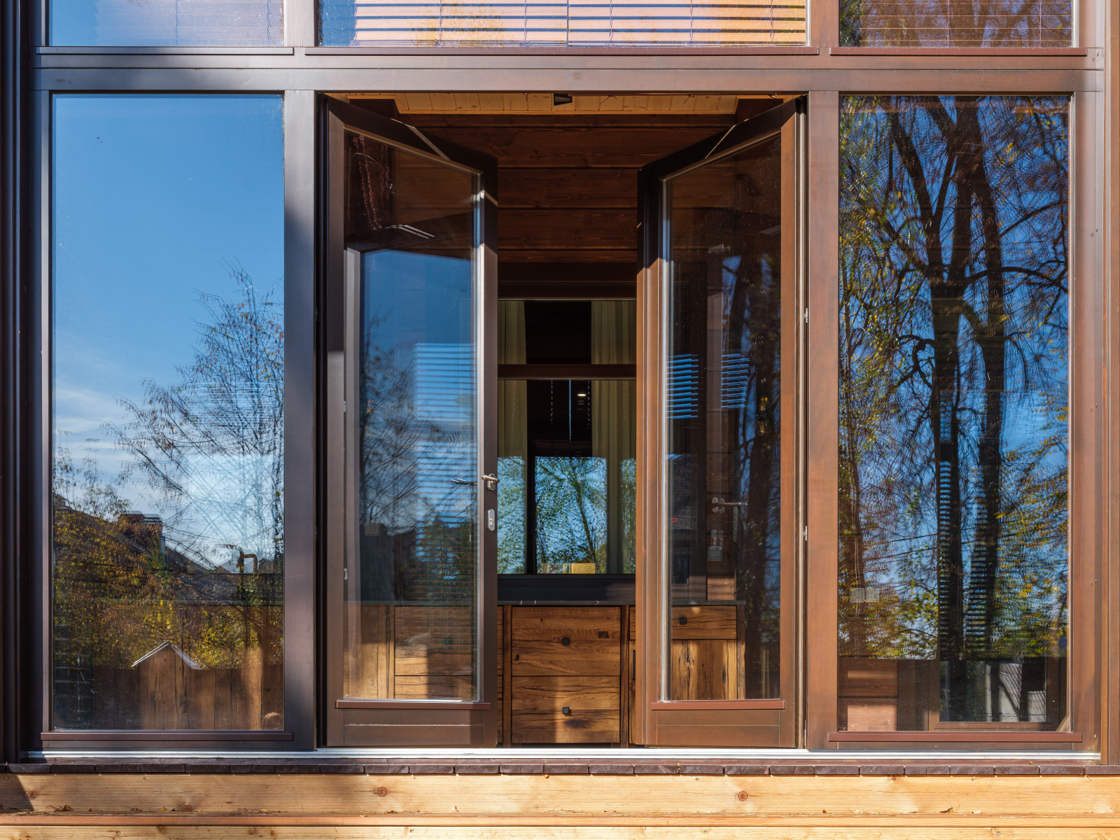 Остекление дома, веранды и гаража деревянными окна из сосны