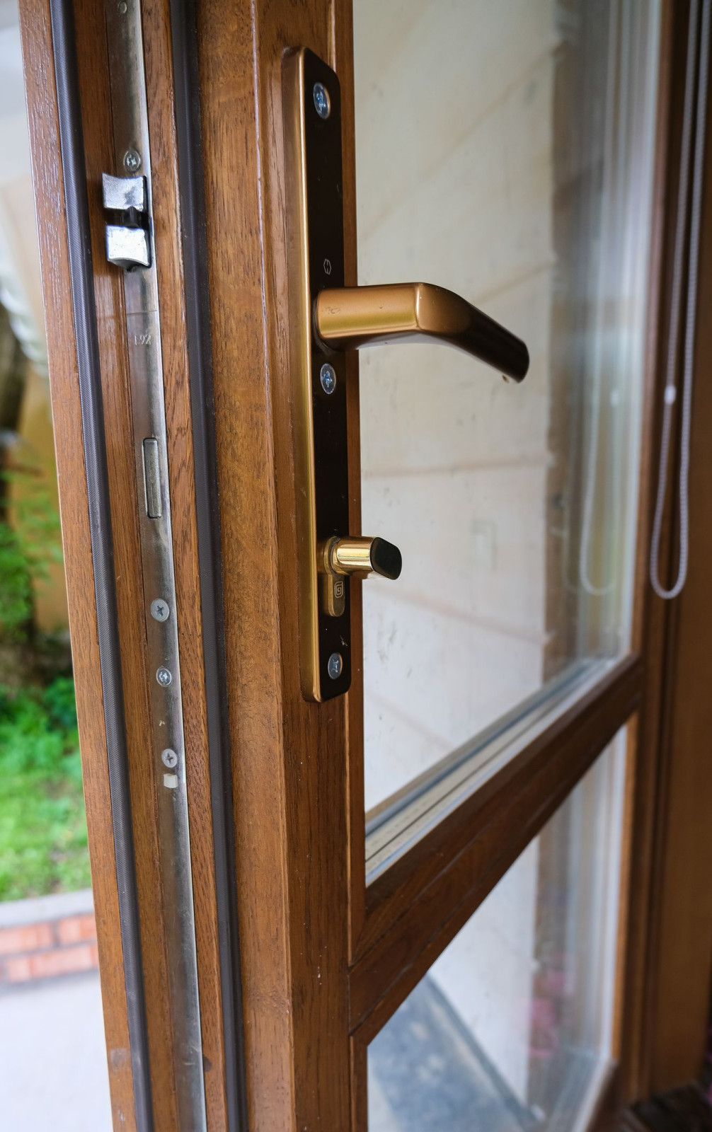 Деревянные современные окна для загородных домов