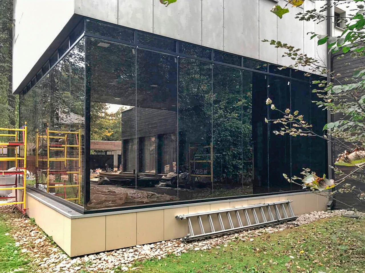 Безрамное остекление веранды и стеклянное ограждение на крыше.