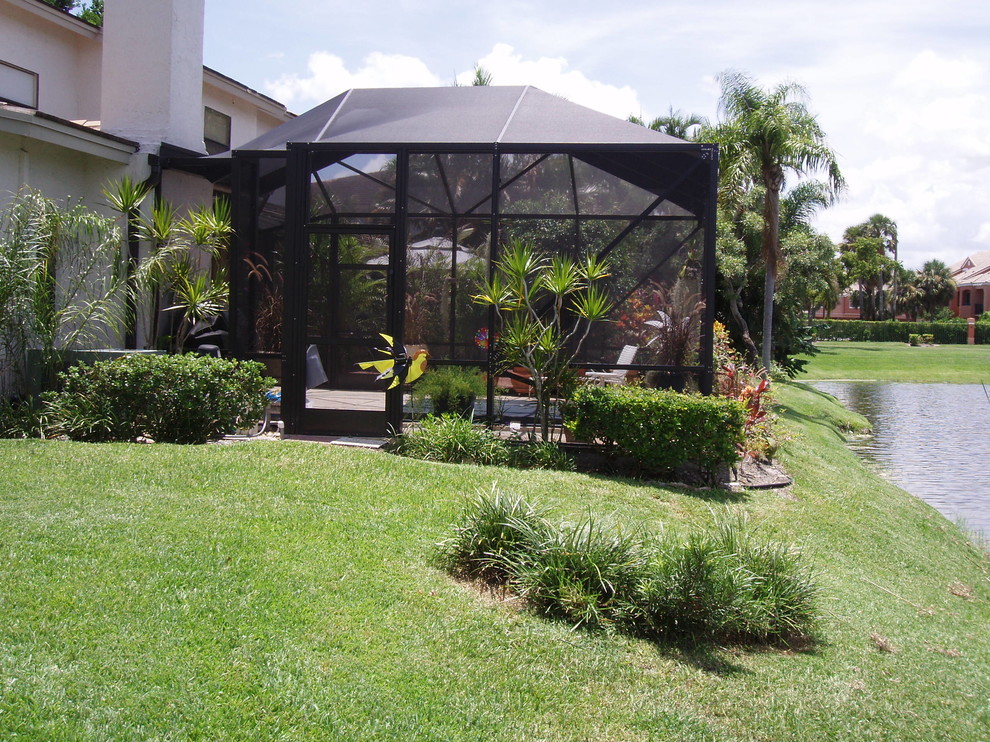 Вольер с навесом из поикарбоната для бассейна и патио