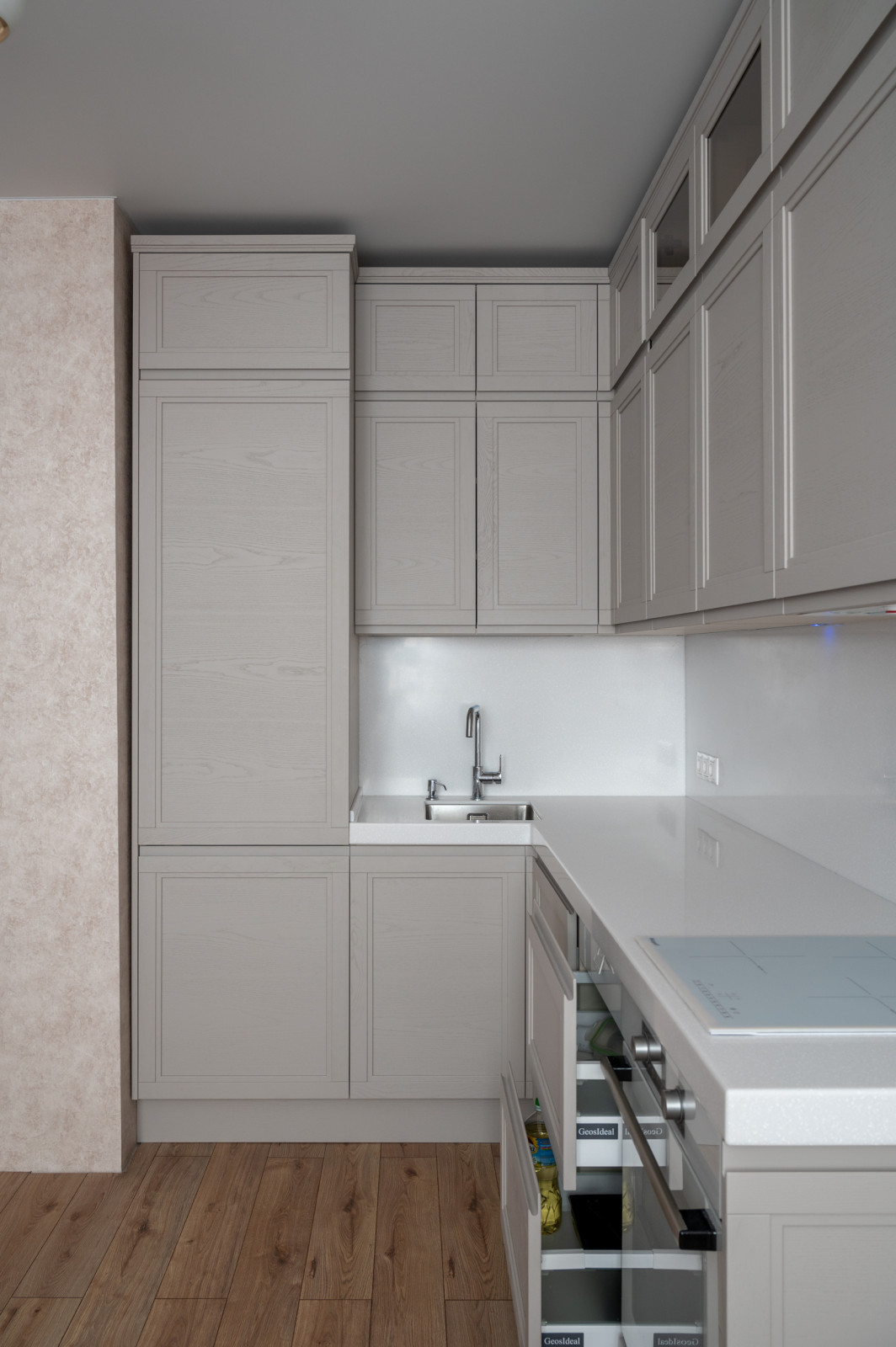 Кухня из массива с интегрированной ручкой