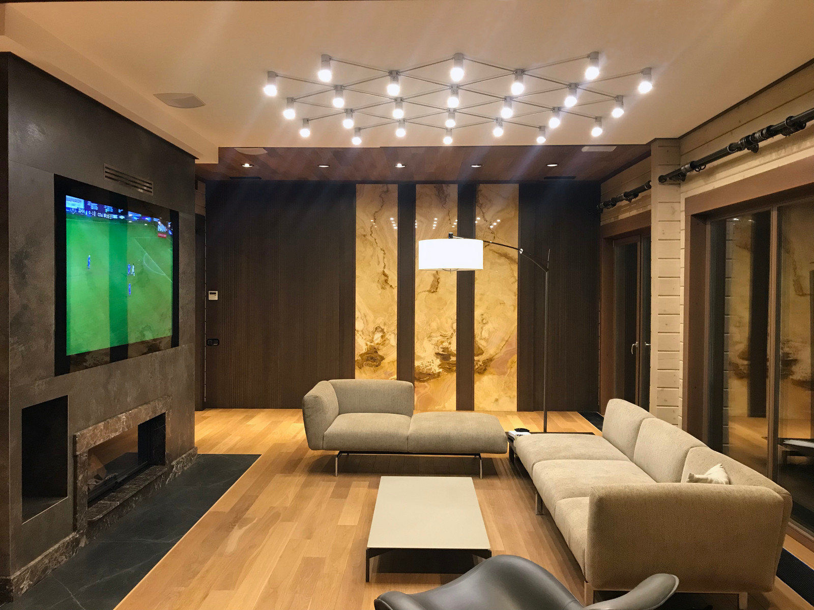 Телевизор за стеклом с камином