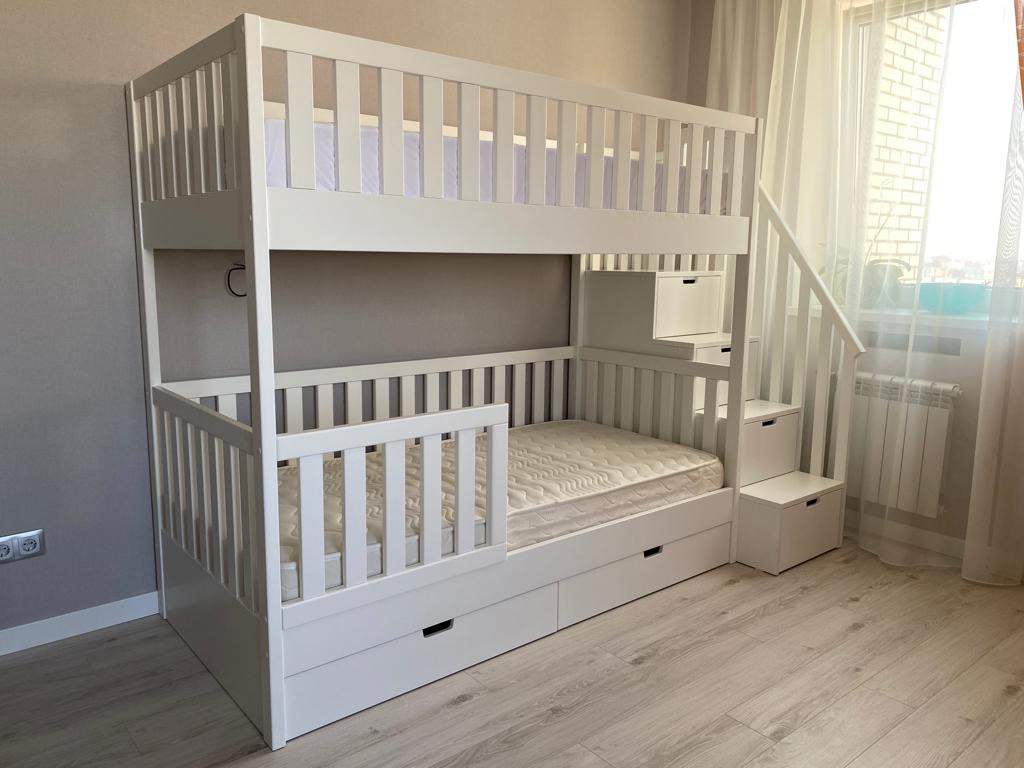 Двухъярусная кровать с лестницей-комодом