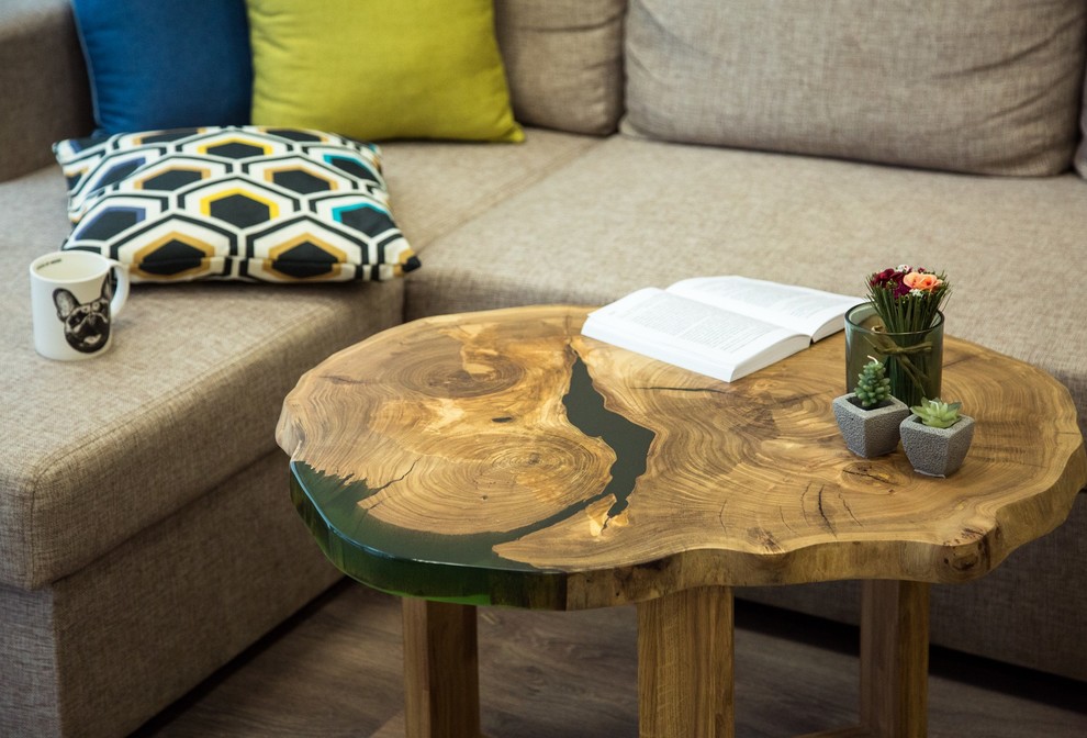 Журнальный стол из спила Карагача (заливка смола зеленого цвета)