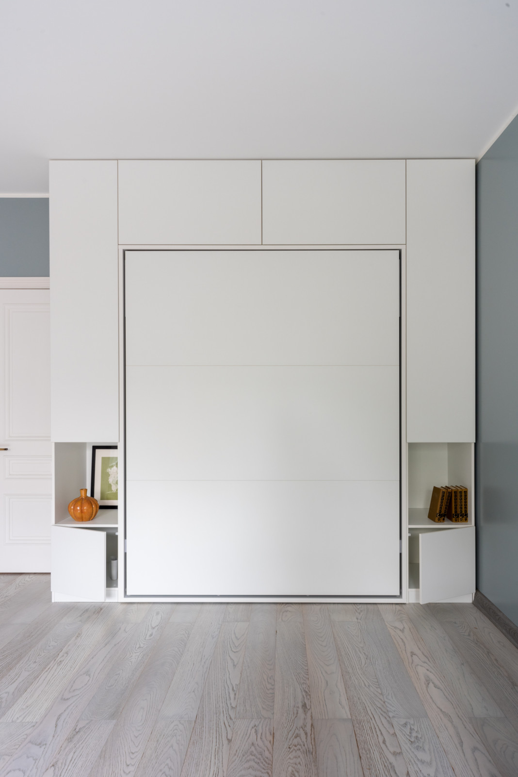 Шкаф кровать в белом цвете