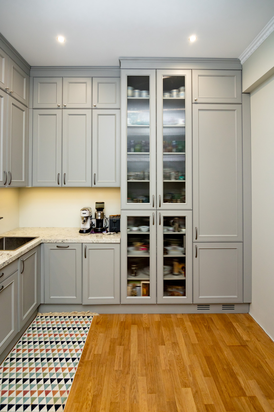 Светло-серая кухня в классическом стиле