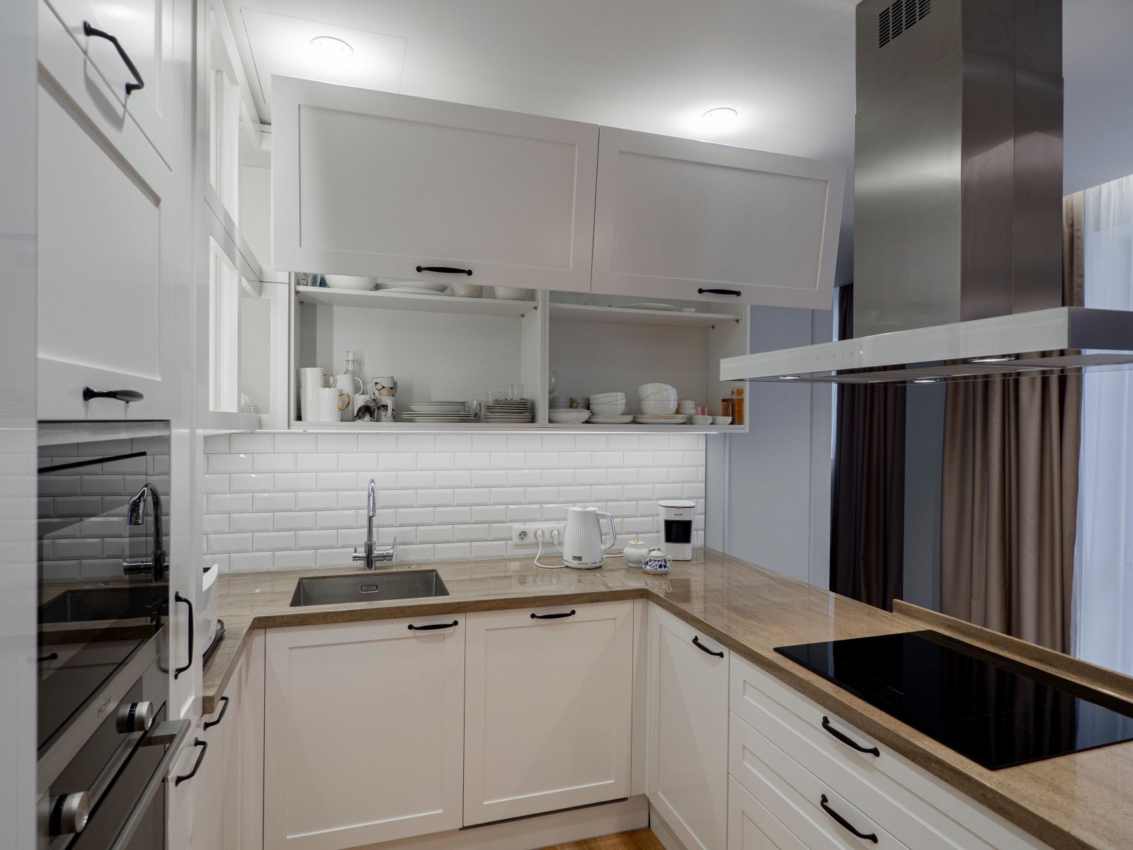 Стильная неоклассическая кухне в белом цвете