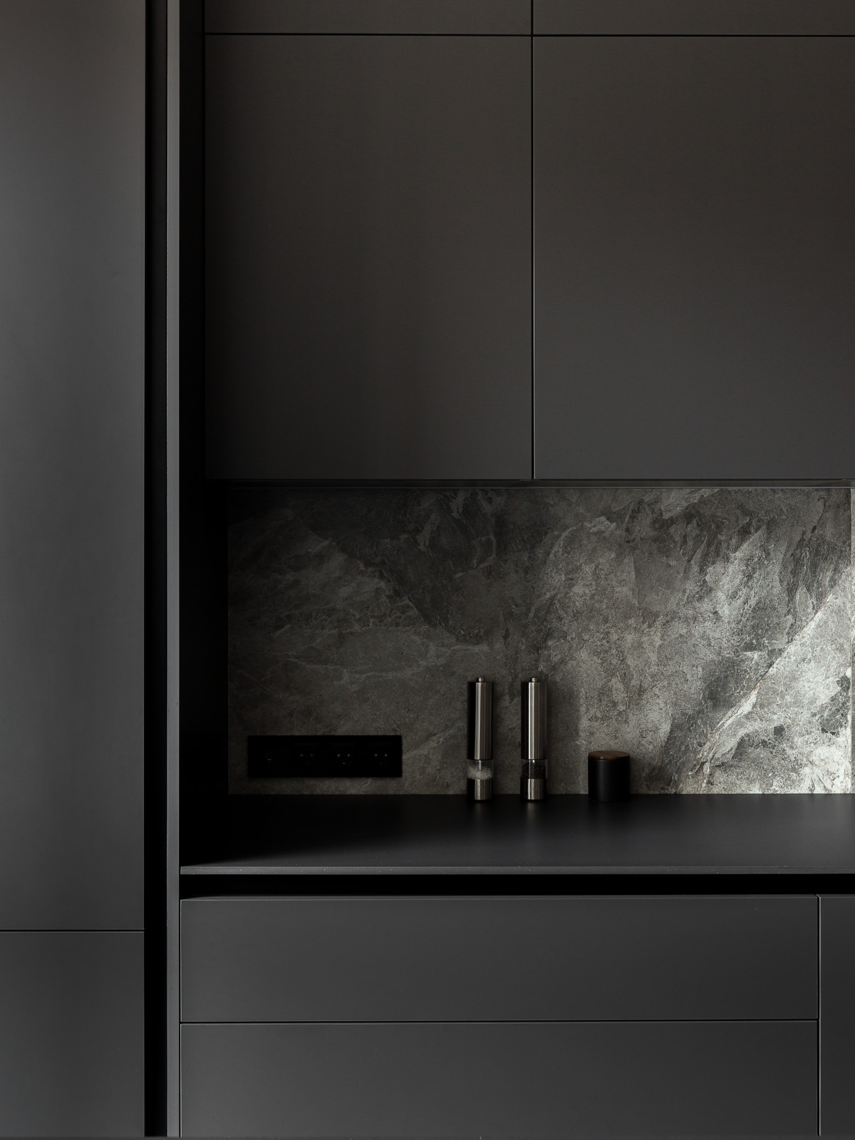 Фасады с черными профильными ручками