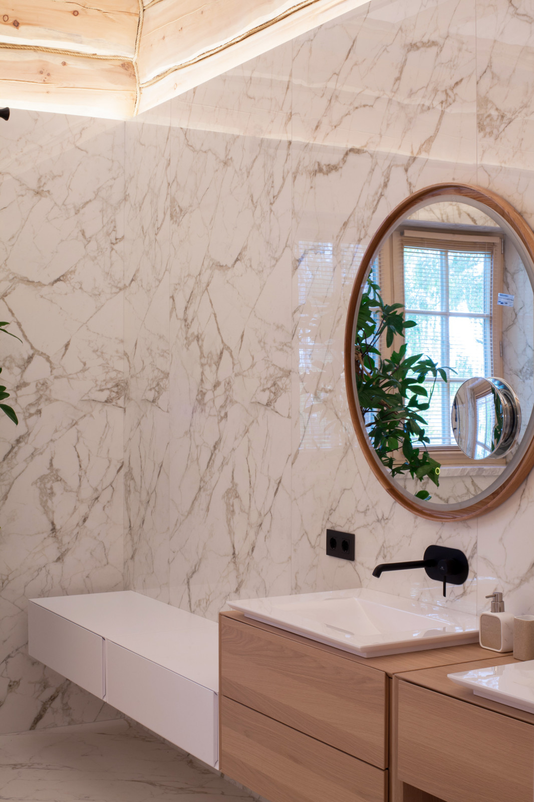 Изба с современным наполнением