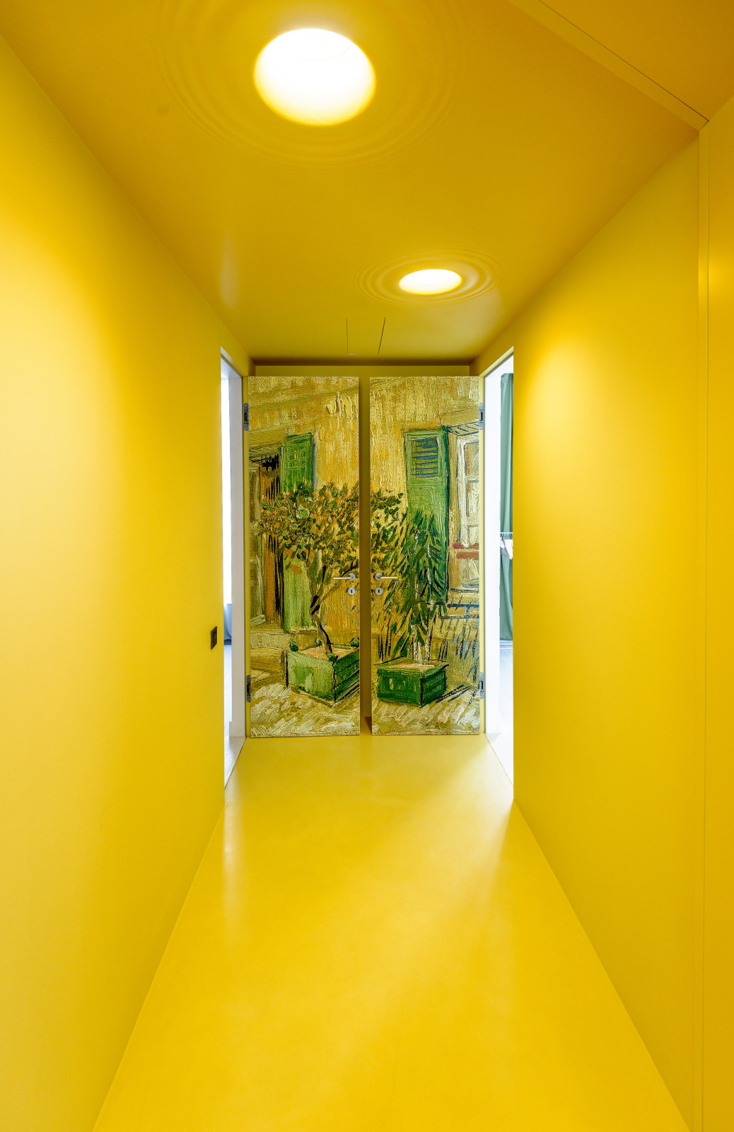Интерьер с жёлтым