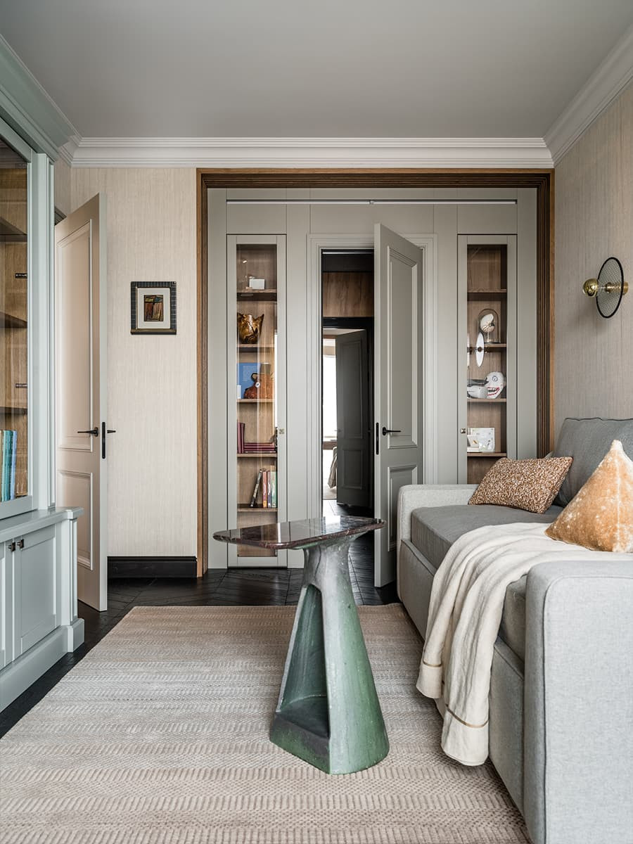 Ковры в интерьере квартиры для семьи кинопродюсера