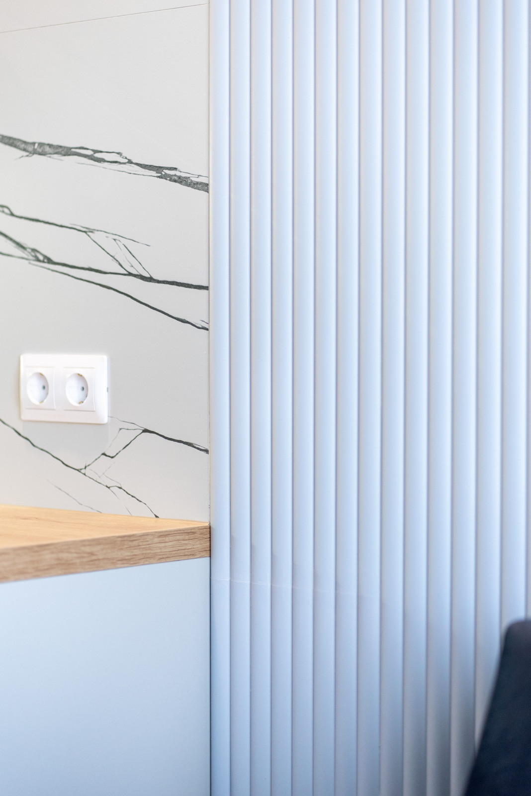 Кухня-гостиная, облегченная, светлая в основном объеме и с акцентным светом, в с