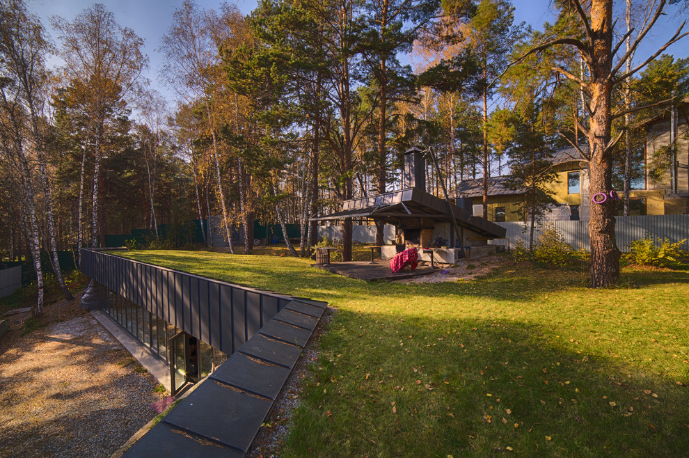 дом встроен в холм