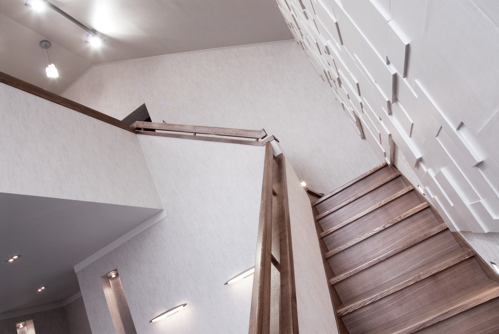 КАМЕРНАЯ ГОСТИНАЯ ВОКРУГ ЛЕСТНИЦЫ