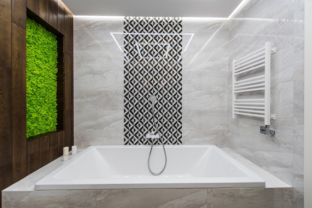 Санузел с деревянной стеной