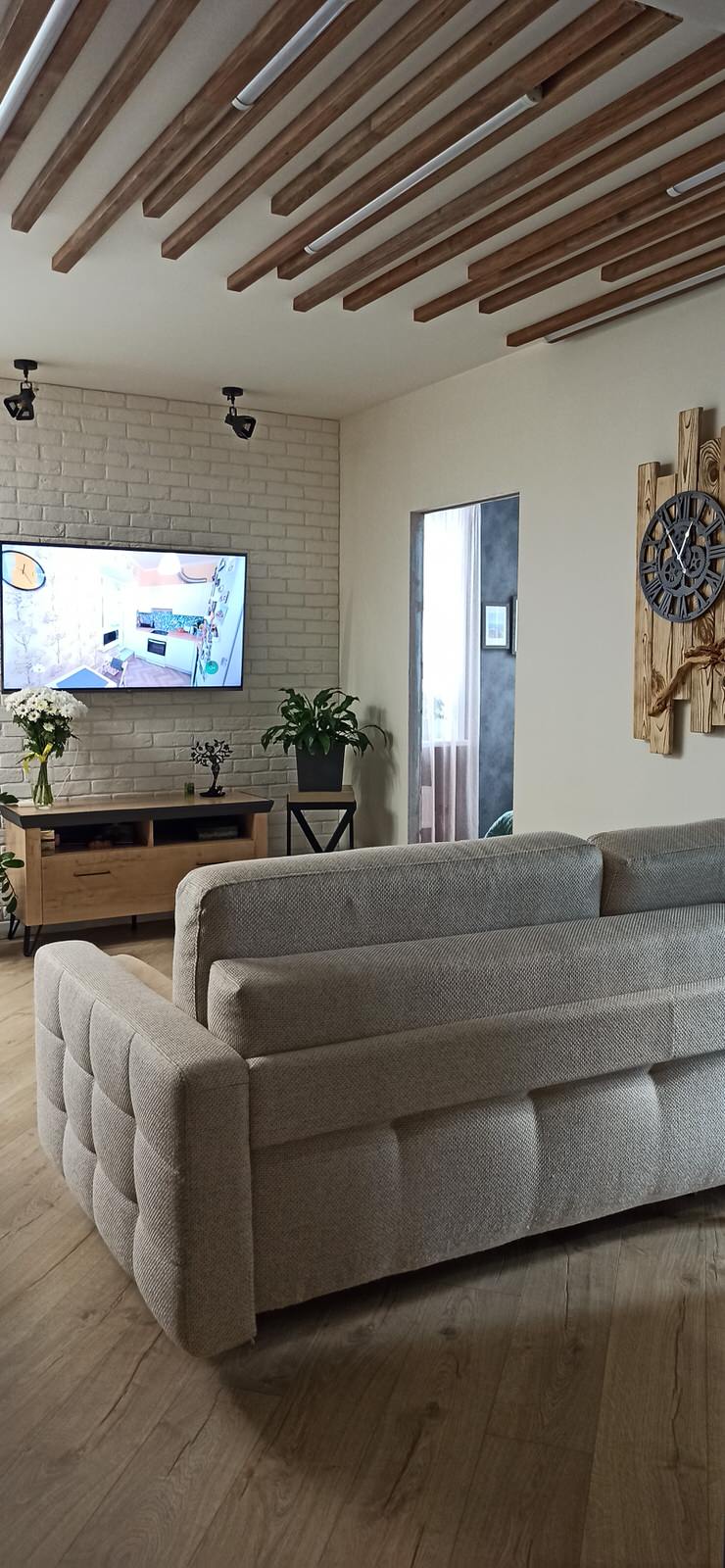 Современный интерьер с элементами лофта и сканди.