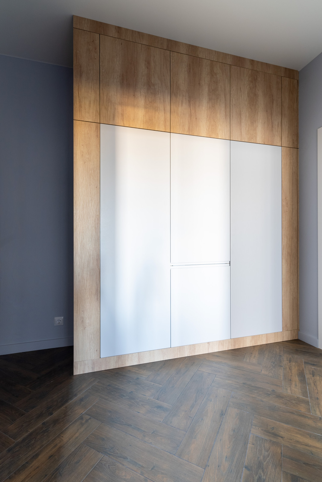 Кухня-гостиная, облегченная, светлая в основном объеме и с акцентным светом, в с