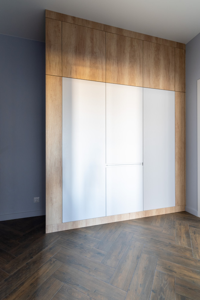 Кухня-гостиная, облегченная, светлая в основном объеме и с акцентным светом, в с